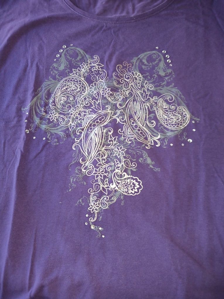 Blusa roxa e cinza