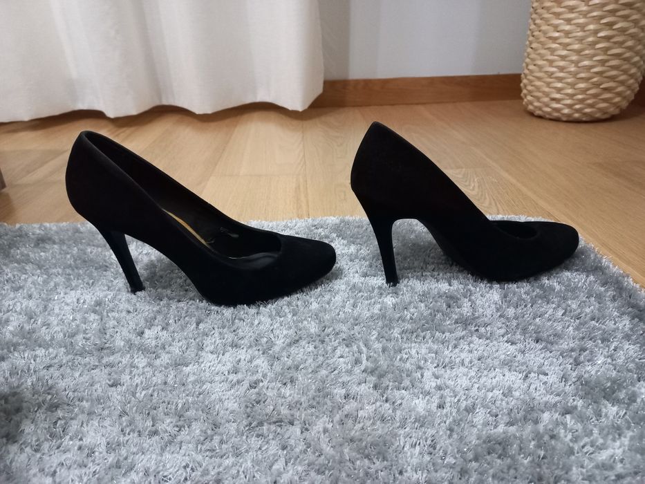 Sapato de salto alto, em camurça preta