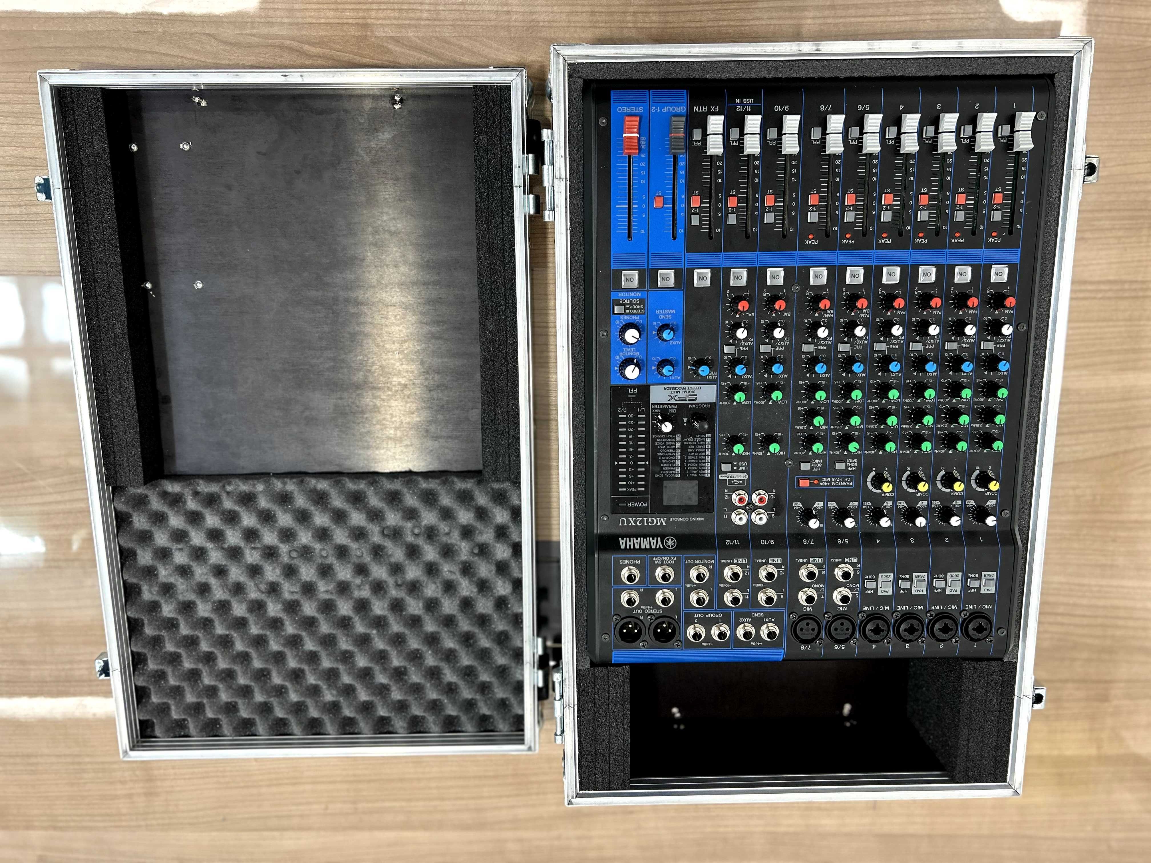 Mesa de mistura Yamaha MG12 XU como nova e com mala de metal