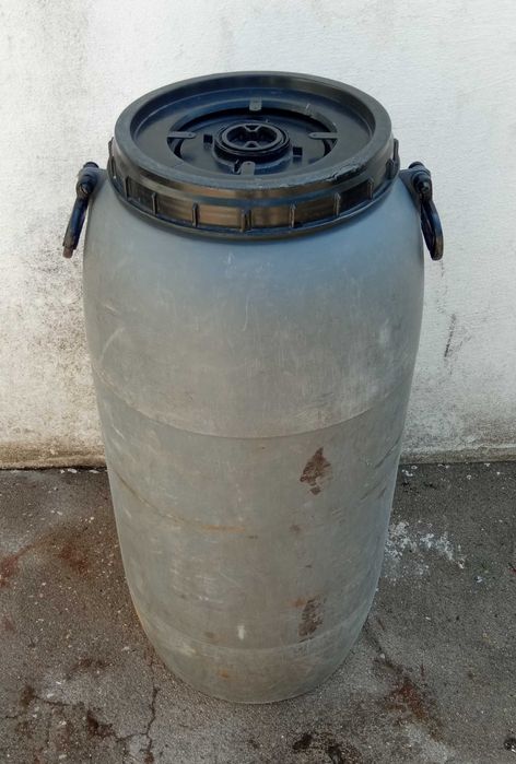 Barrica 100L e 80L de plástico com tampa de rosca e alças