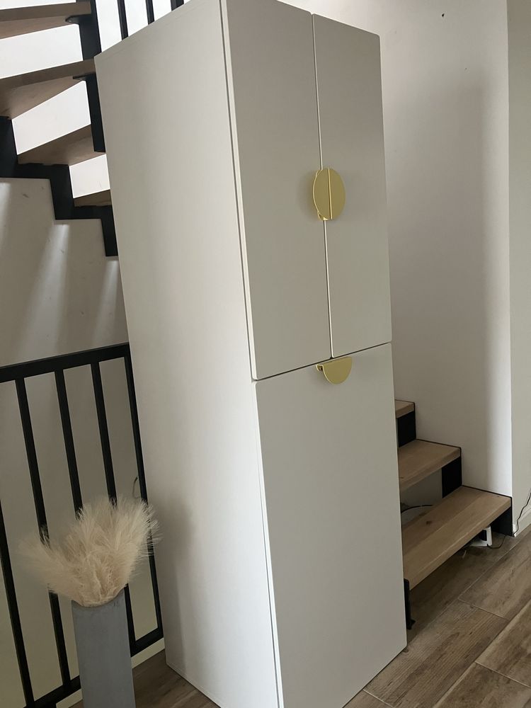 Szafa Smastad Ikea z wysuwaną szufladą i drążkiem