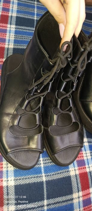 Продаю босоніжки натуральна шкіра