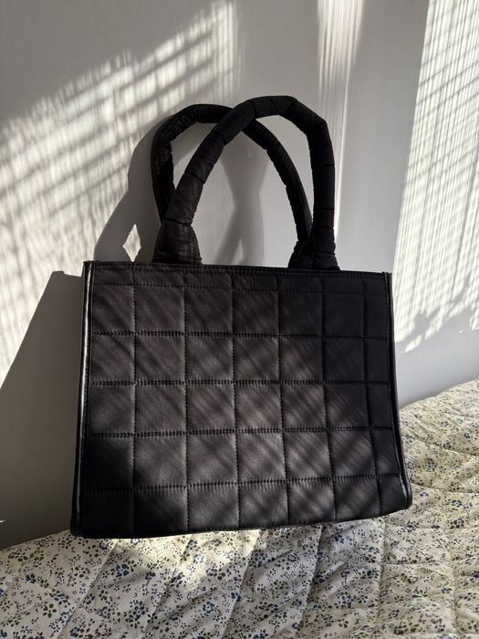 Чорна сумка вмістка