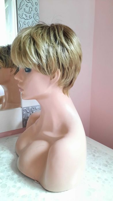 Peruka Gizela Mayer,włos kanekalon,leciutki odrost.