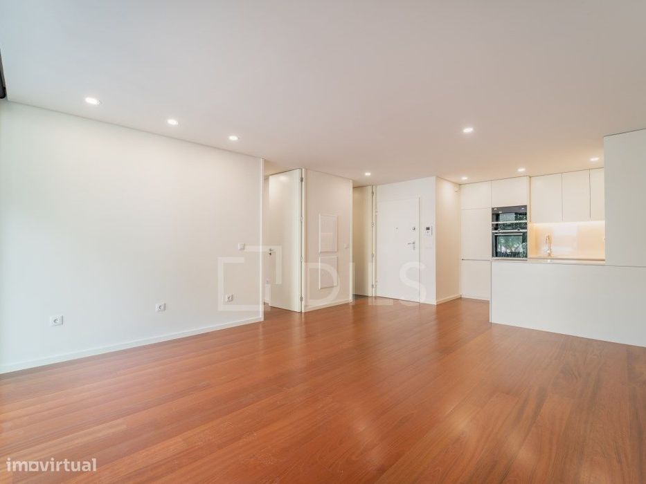 Apartamento T1 com varanda - Novo - Casa da Musica - Rotunda Boavista