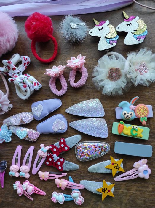Набор аксессуаров для девочки: заколки, резинки, украшения для волос