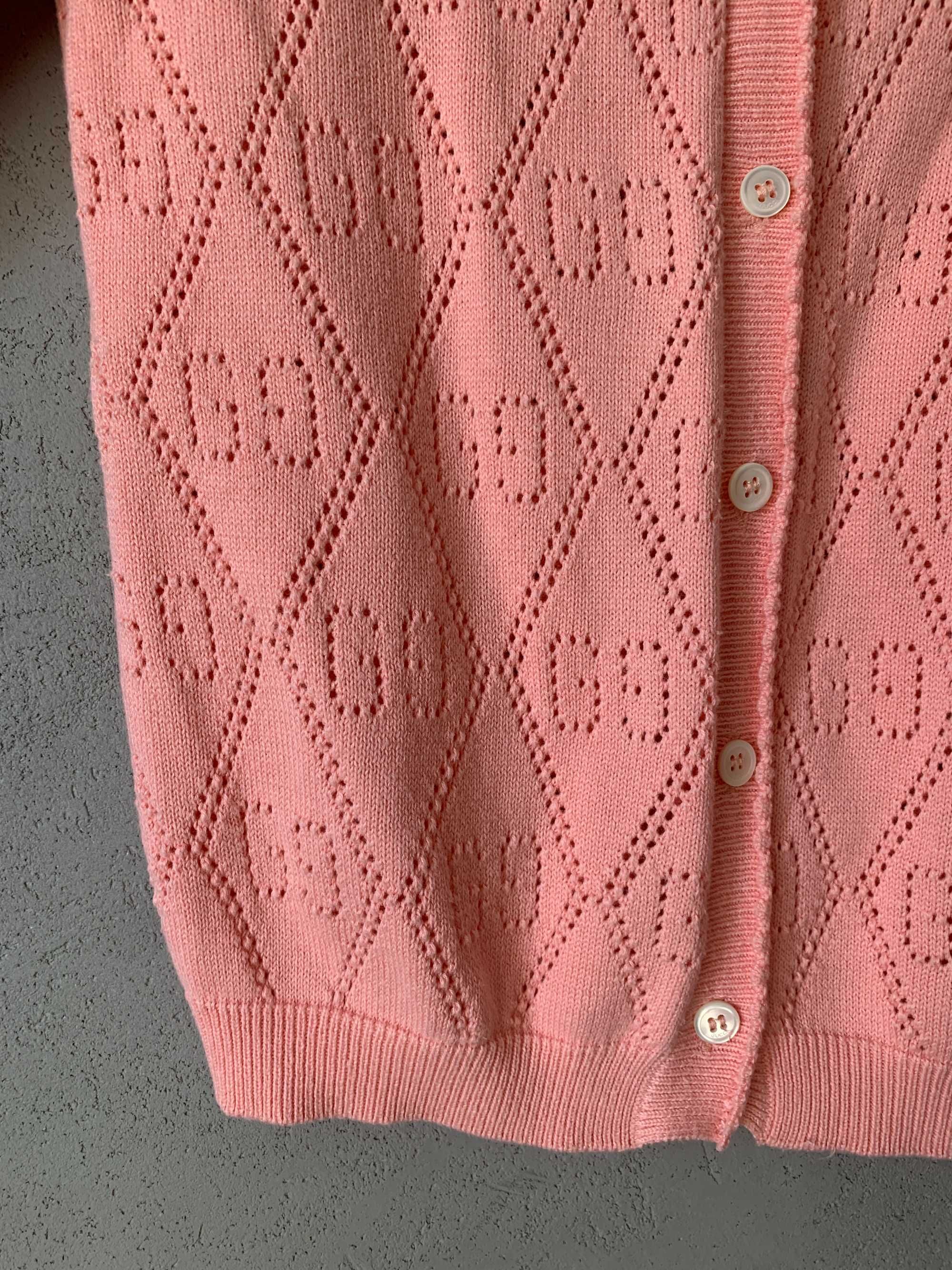 Różowy sweter zapinany na guziki Gucci 128