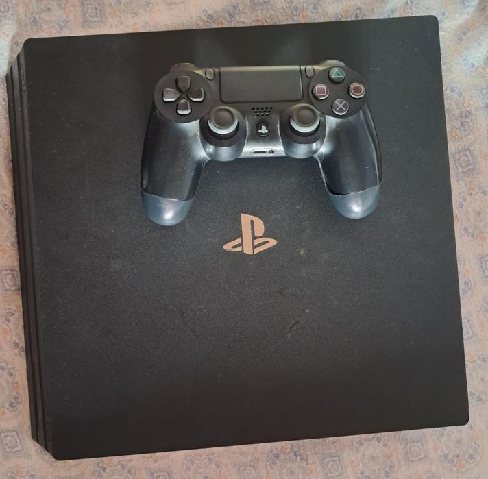 PS4 pro com 2 jogos e um comando