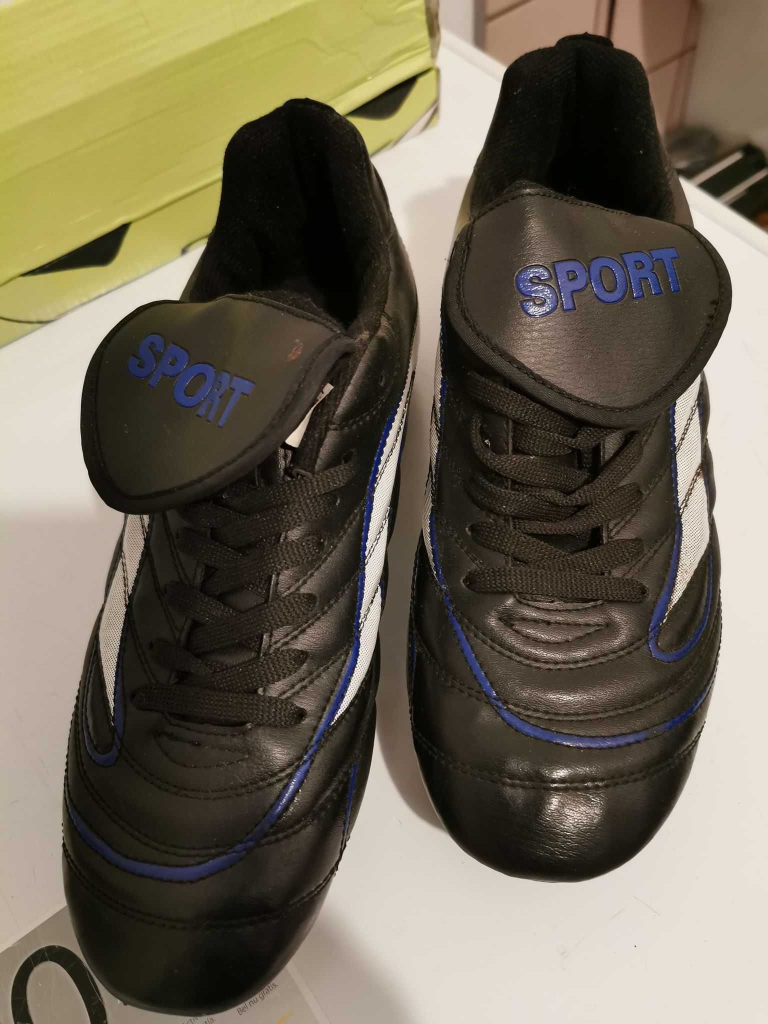 Buty sportowe korki piłkarskie czarno białe SPORT korkotrampki rozm.41