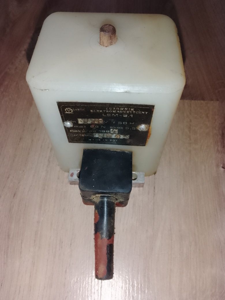 Elektrozawory, stare części elektroniczne