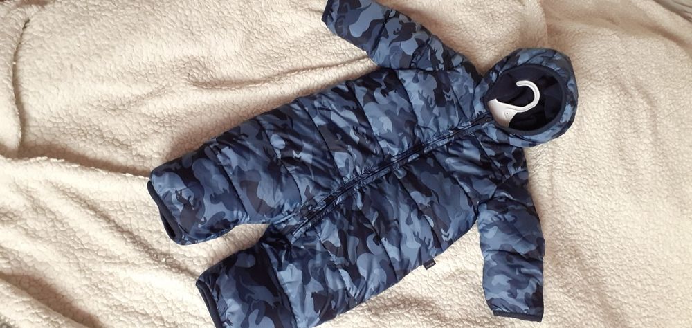 Kombinezon marki GAP na  3-6 miesięcy