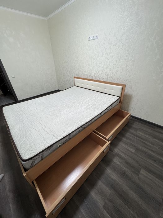 Продам двоспальне ліжко з матрацом в чудовому стані