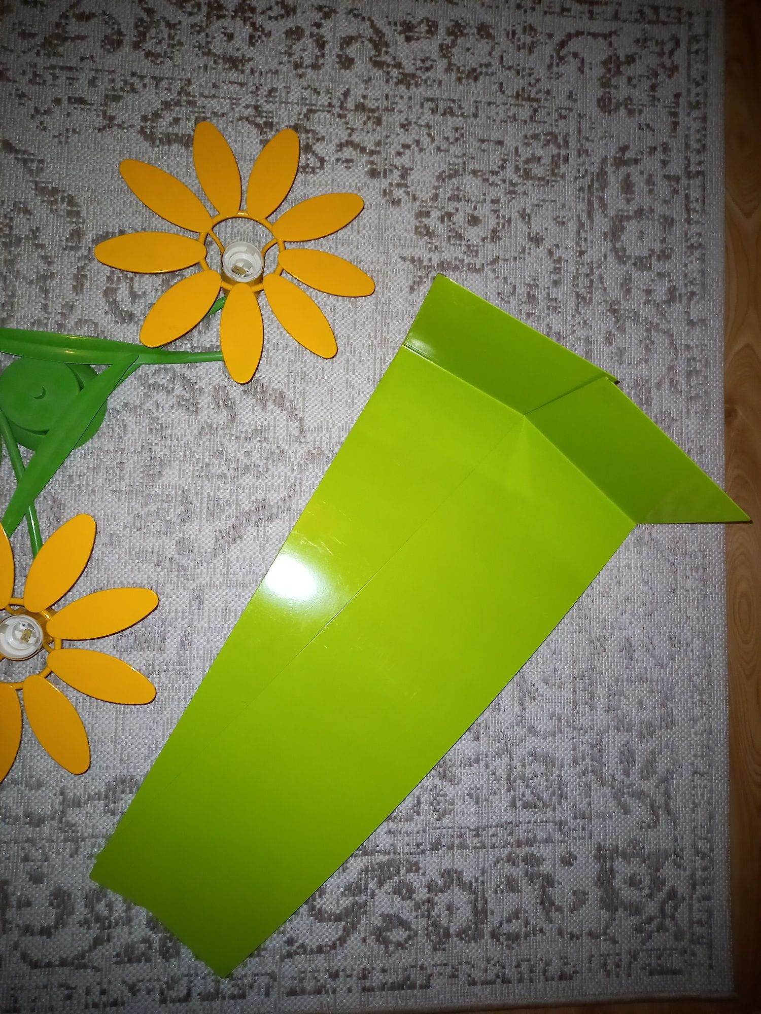 Ikea żyrandol i półki zielone kwiatki biedronka