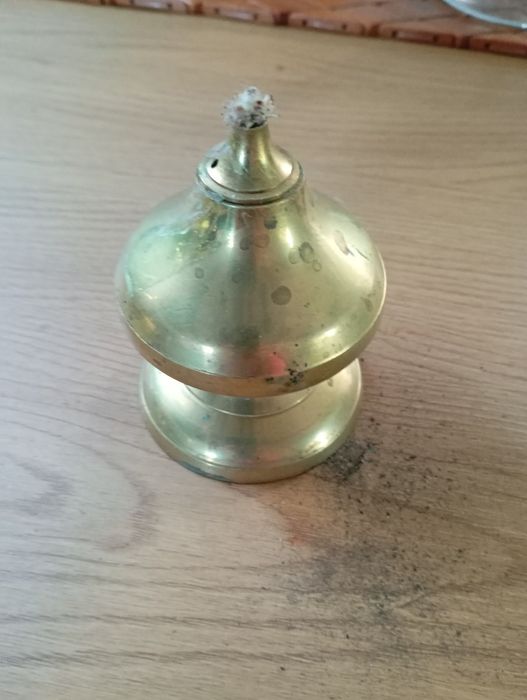 Mosiężna lampka oliwna