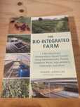 Livro "The Bio-Integrated Farm" de Shawn Jadrnicek – como novo