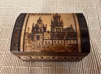 Drewniana szkatułka rzeźbiona, kuferek Kraków, pamiątka z Krakowa