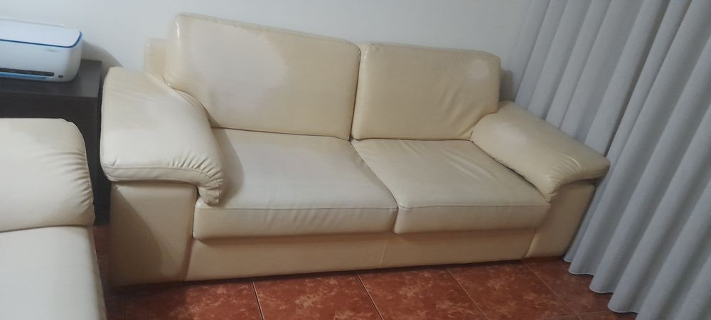 Dois  Sofás cor creme imitação pele