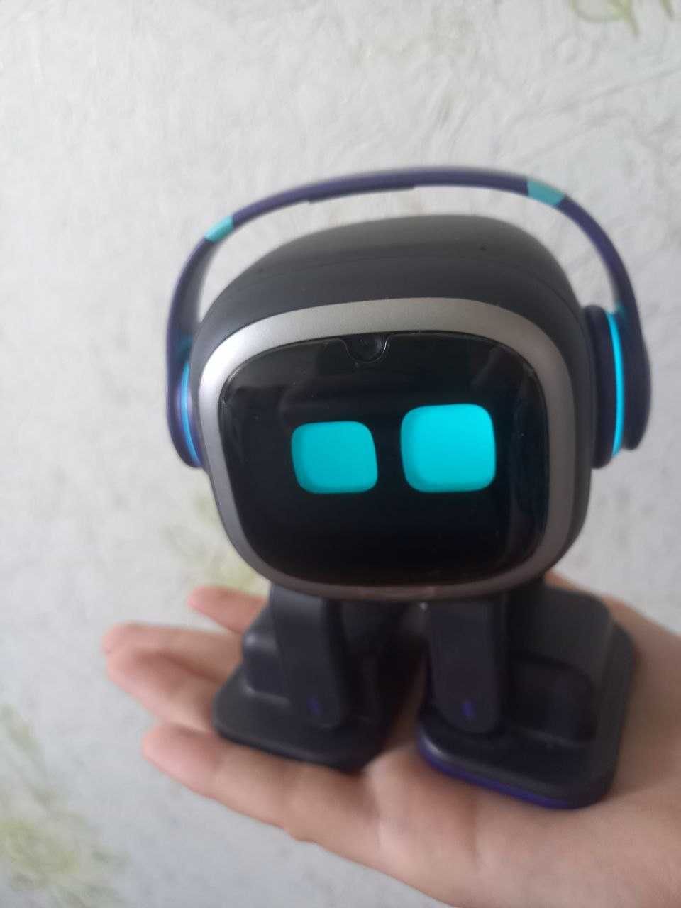 Робот із штучним інтелектом Living Ai EMO