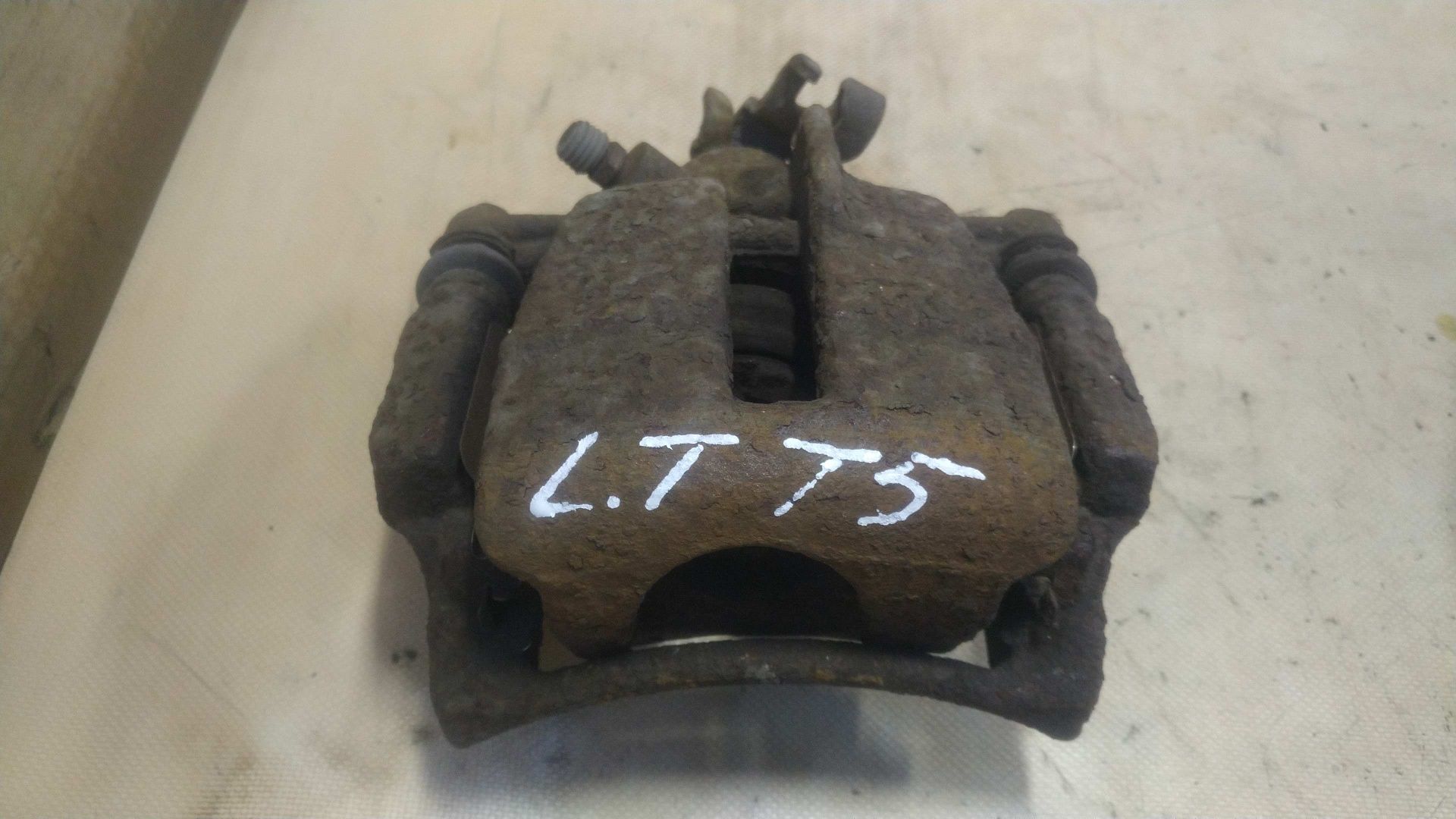 ) VW T5 zacisk hamulcowy lewy tył prawy tył jarzmo