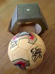 FC Barcelona piłka z autografami 2002 rok