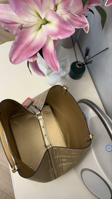 Nowa złota torebka na złotym łańcuszku mieści A4