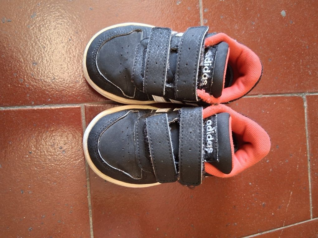 Sapatos e chinelos de crianças