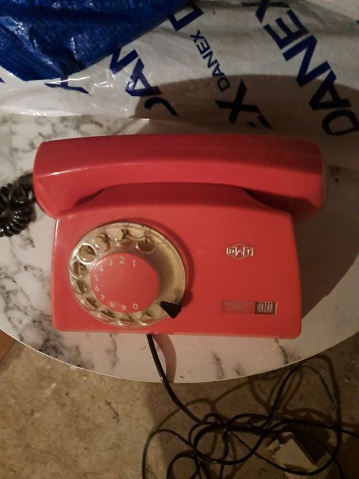 Stary czerwony telefon stacjonarny  PRL