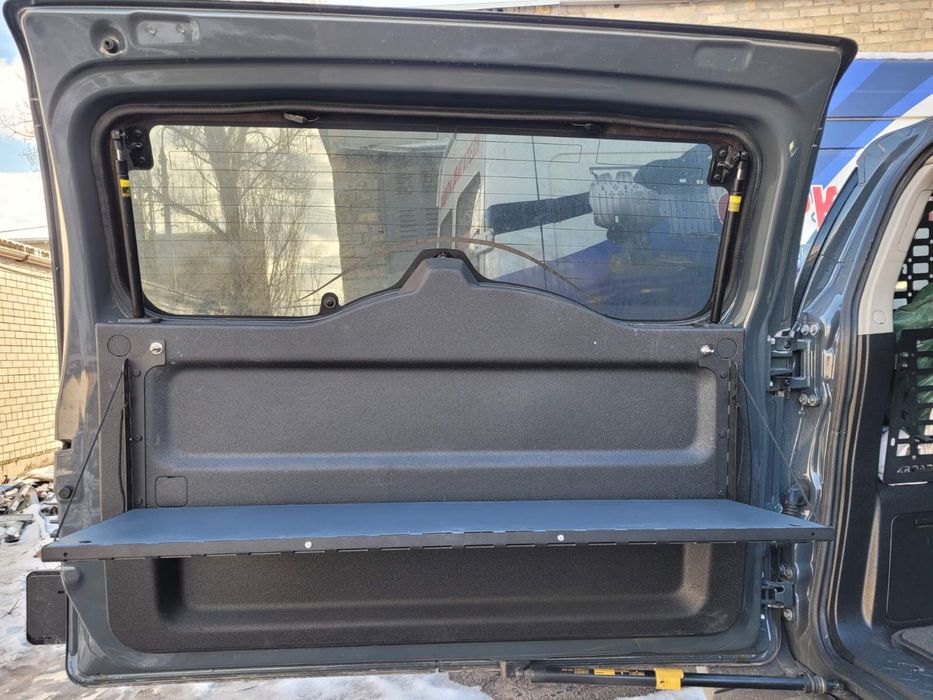 Toyota FJ Cruiser столик відкидний на задню дверку.