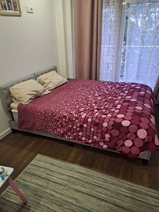 Cama com colchão e sobre colchão.