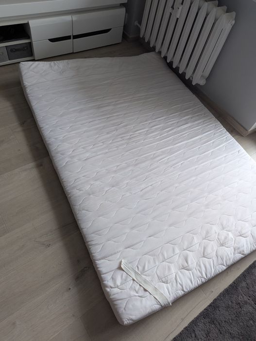Używany materac nawierzchniowy/ toper - 140x200x8 cm
