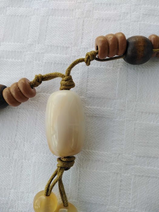 Colar com Plástico, Cerâmica e Madeira