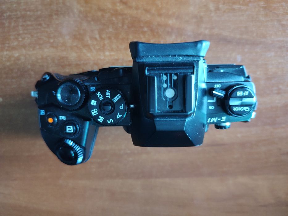 срочно продам Olympus OM-D E-M1 с комплектом