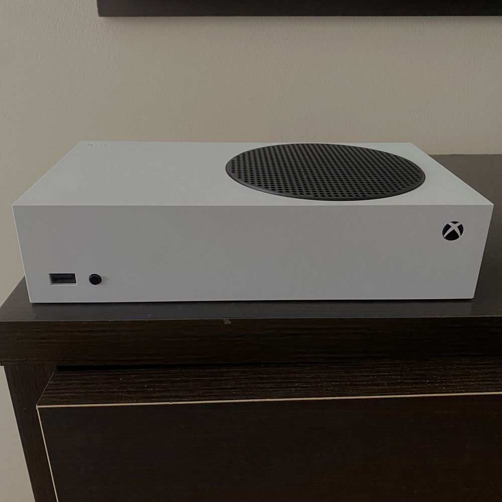 Xbox Series S 512 + 2 джойстики + 2ТБ памʼяті + зарядна станція!
