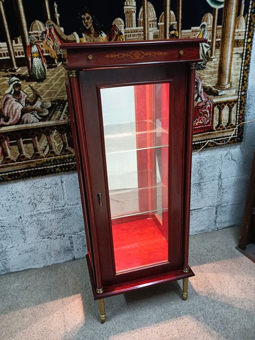 Móvel expositor espelhado/ Vitrine de época com duas prateleiras e ilu