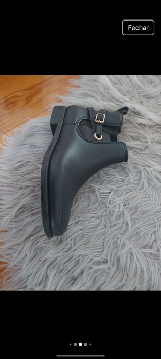 Botas pretas com detalhe em dourado