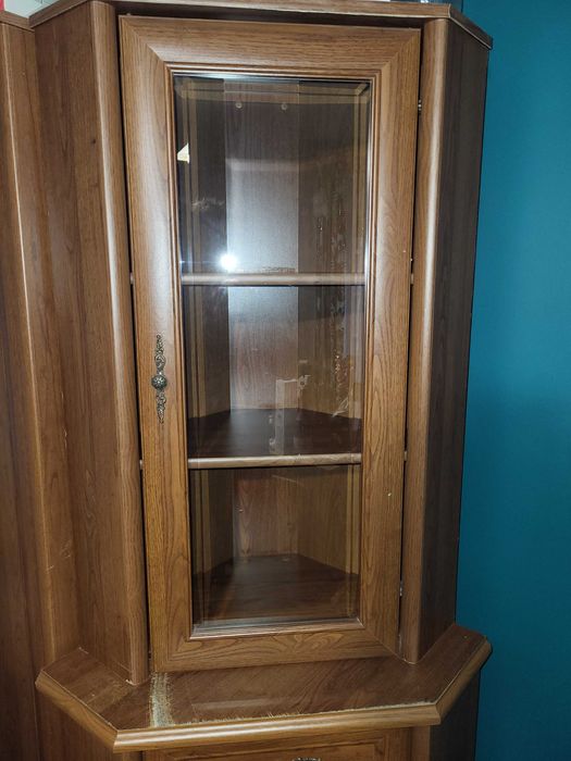 Zestaw eleganckich, używanych mebli