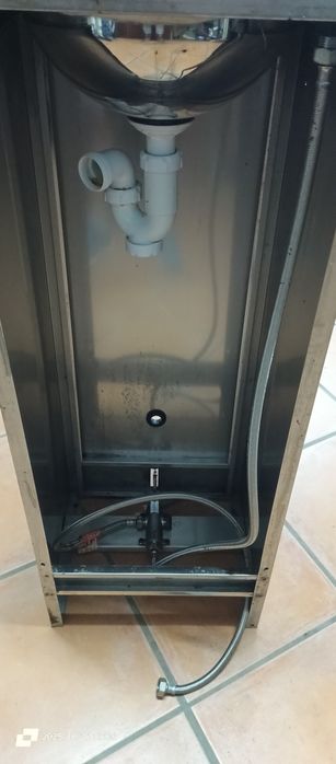 Lavatório pia em inox com pedal.