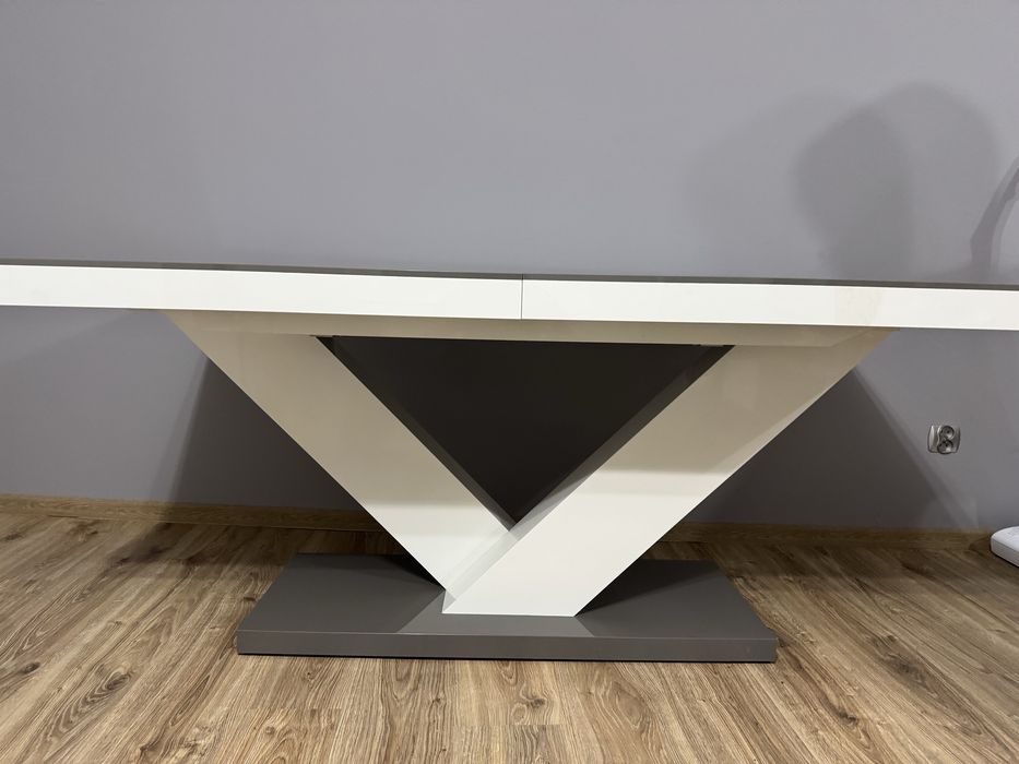 Duzy stol V z krzeslami 6szt  ciezki masywny stol