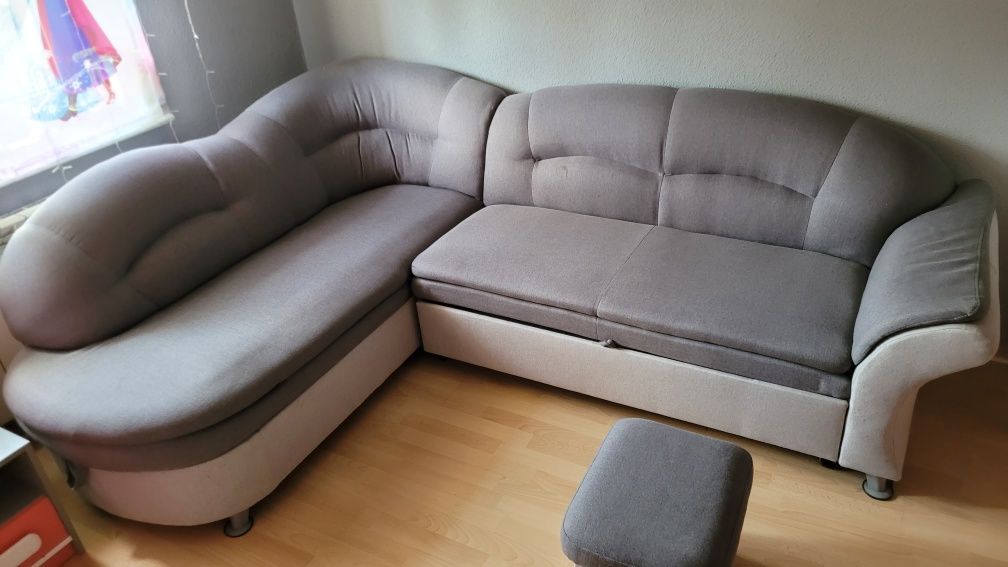 Narożnik rozkładany z pojemnikiem.