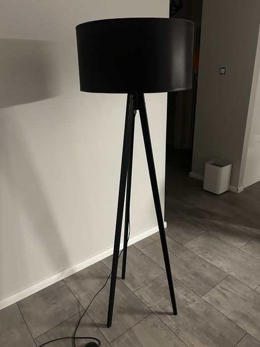 Czarna lampa stojąca