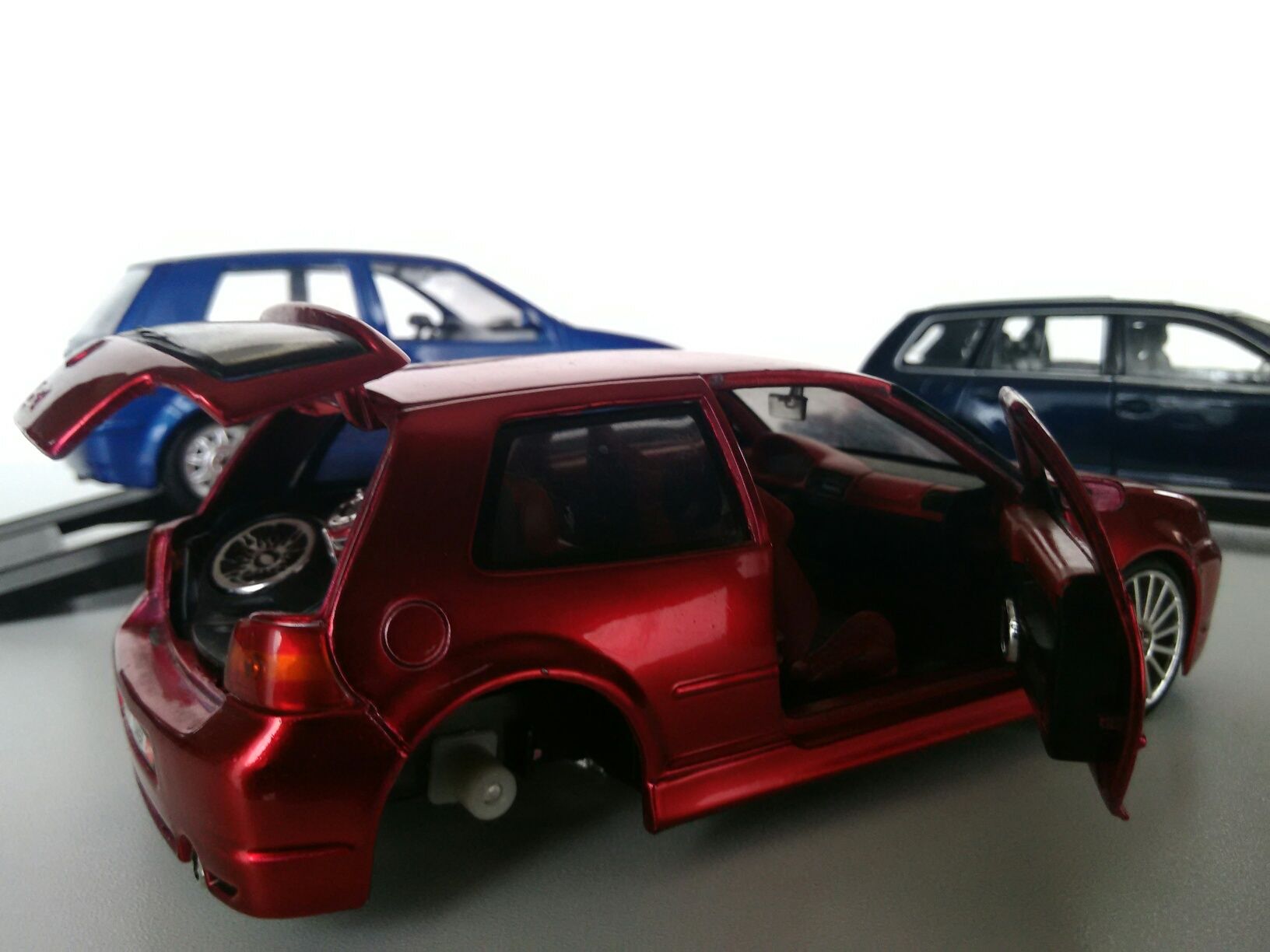 modele 1:24 zobacz VW Golf Touareg Beetle Skoda 1/24 Burago Maisto