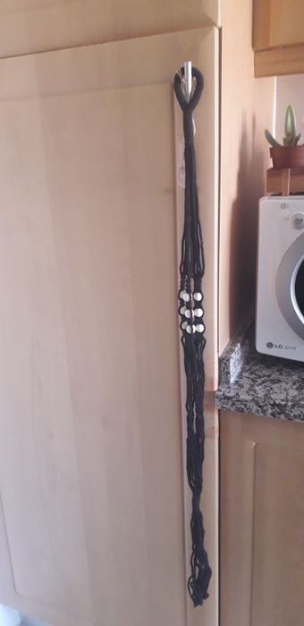 Suporte de vaso para pendurar em macramé