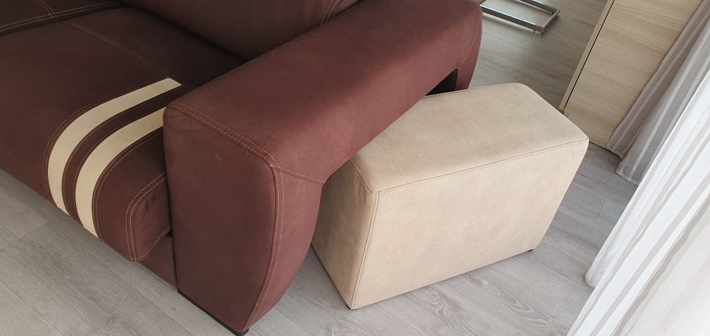 Sofá com chaise longue puffes e arrumação na chaise