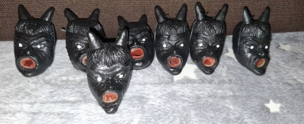 Zabawkowy czarny diabełek z językiem znanych z czasów Prl-u