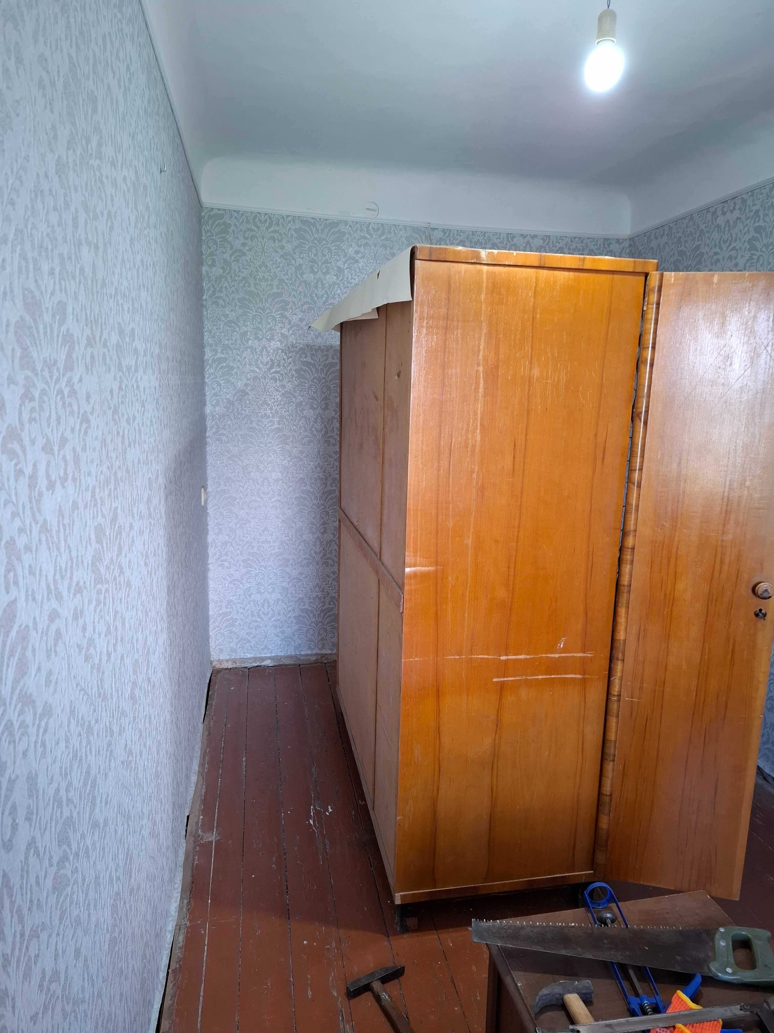 Подарую меблеву стінку і шафу