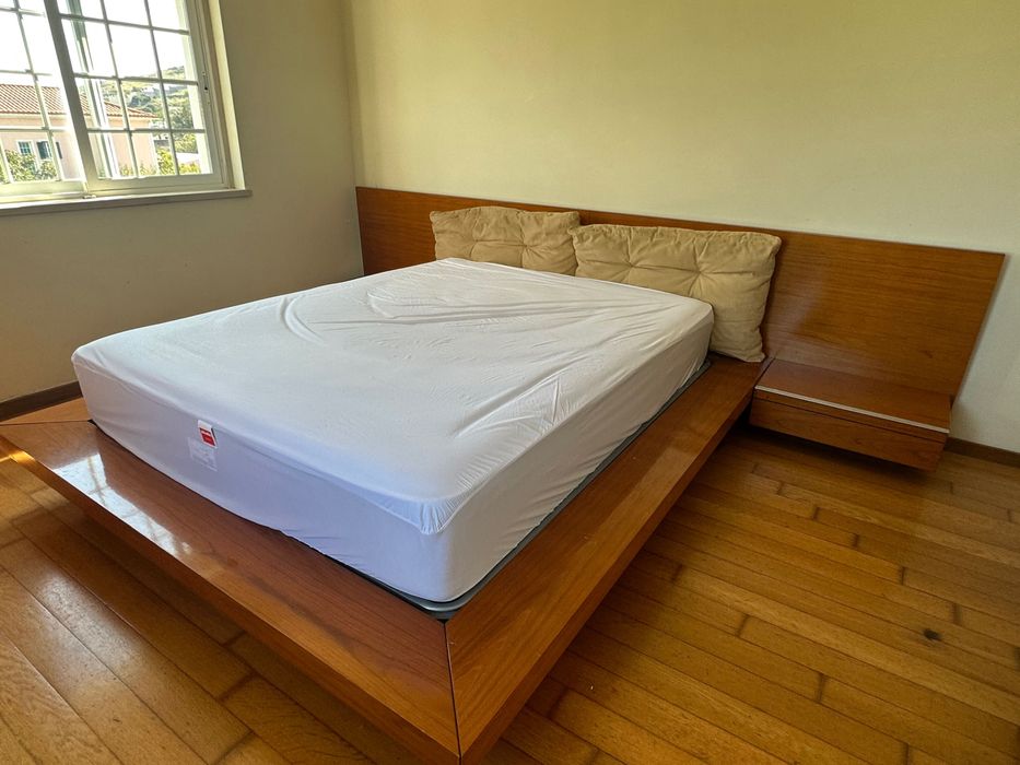 Cama de casal MODERNA  toda em madeira cerejeira, como nova.