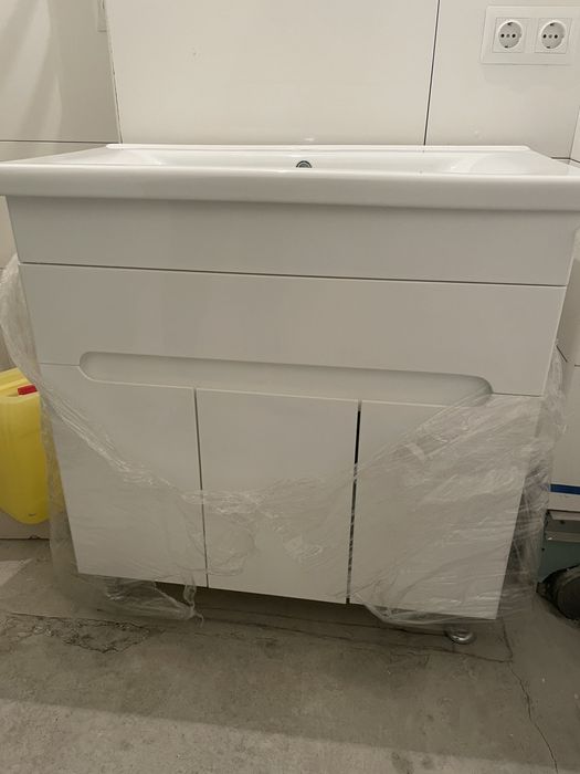 Ванна, тумбочка з раковиною, унітаз.