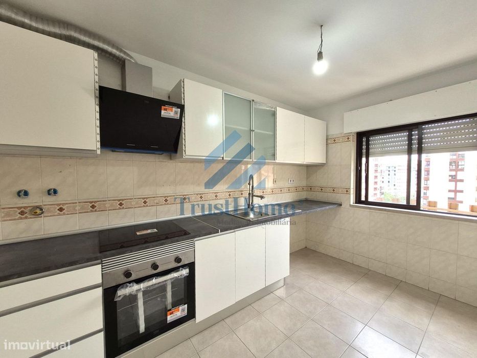 T2 com vista desafogada em  Algueirão Mem Martins Sintra