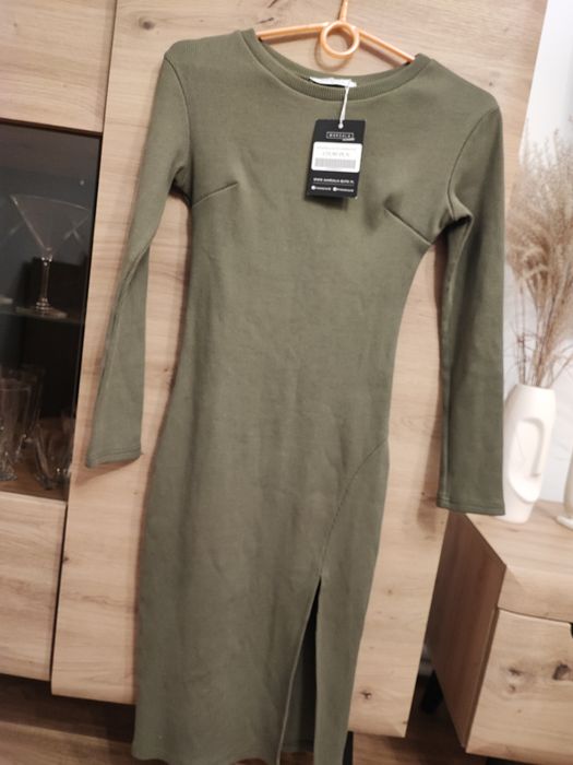 Piękna MIDI khaki sukienka obcisła z rozcięciem