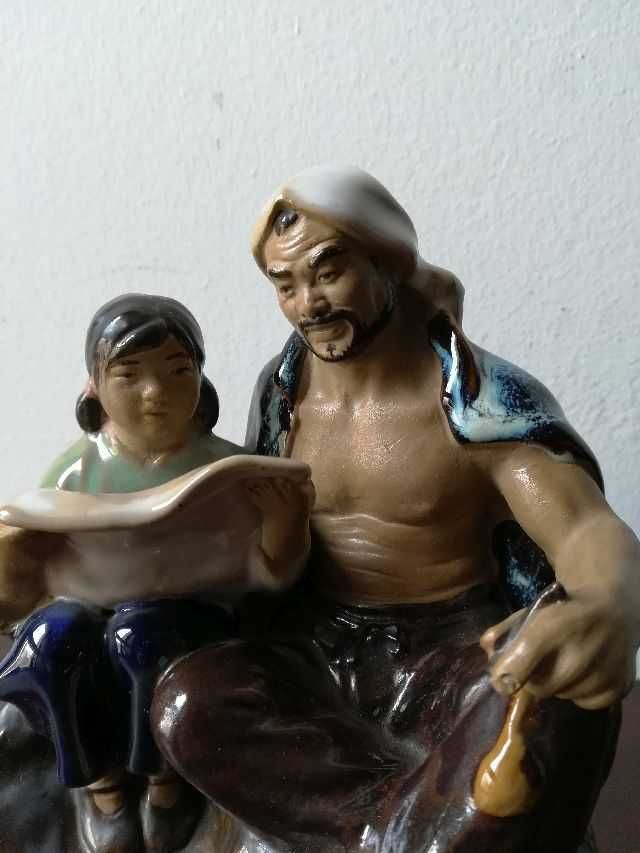 Figura de pai e filha chineses